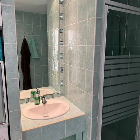 Apartamento Near The And Pool